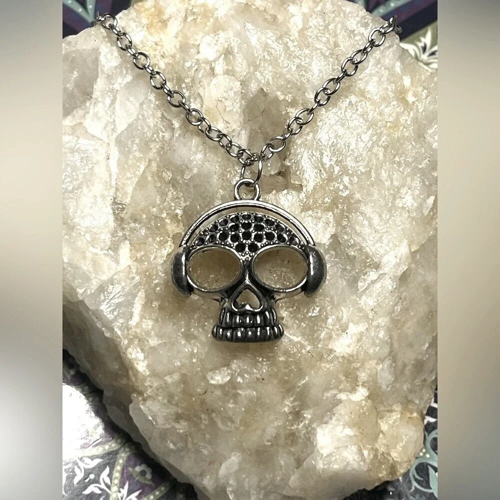 Unbranded Skull Headphones Necklace Unisex 22